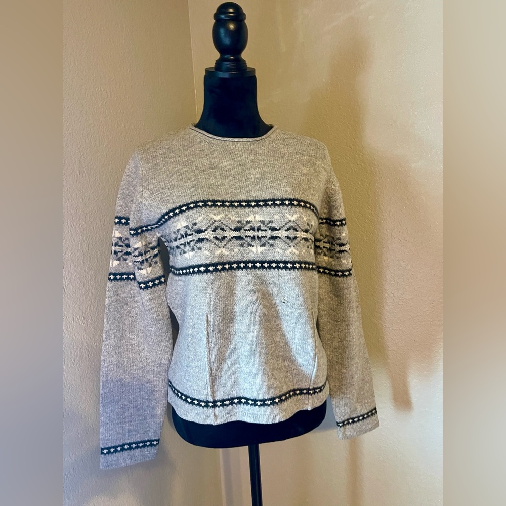 Eddie Bauer 100%Lambs Wool women’s sweater Size Medium